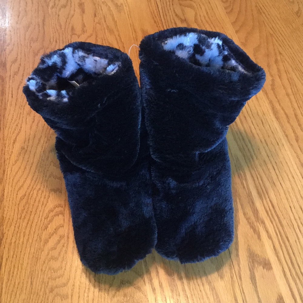 Black fuzzy slippers